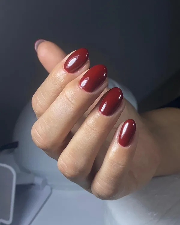 Unhas em gel vermelho vinho
