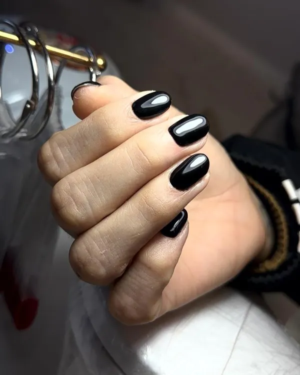Unhas em gel pretas com brilho